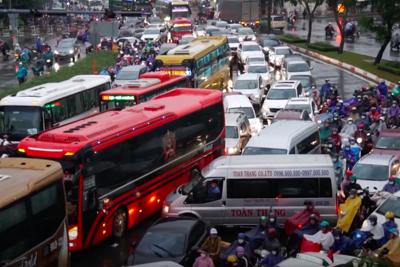 Sau mưa lớn, nhiều tuyến đường ở TP Hồ Chí Minh ùn tắc nghiêm trọng