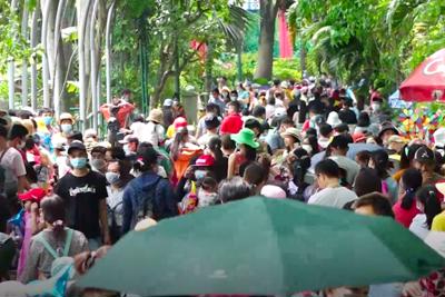 Thảo Cầm Viên Sài Gòn đông nghẹt khách trong ngày đầu nghỉ lễ 30/4