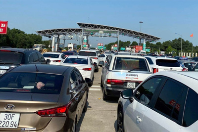 Lượng phương tiện trên tuyến cao tốc Hà Nội-Hải Phòng tăng gấp 3 lần ngày thường