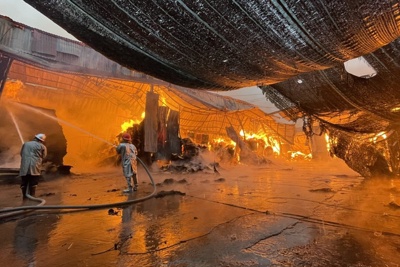 Cháy dữ dội tại xưởng gỗ dán ở Gia Lâm