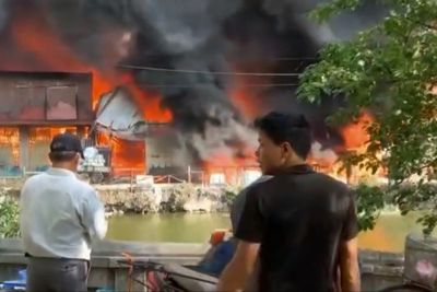 Cháy lớn tại cơ sở sản xuất chăn ga, gối đệm ở Thường Tín