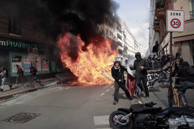Biểu tình bạo lực tại Thủ đô Paris 