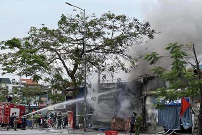 Vụ hỏa hoạn thiêu rụi nhiều cửa hàng tại quận Hồng Bàng, Hải Phòng