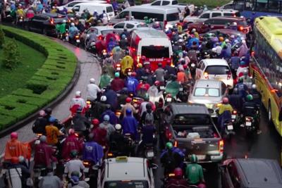 TP Hồ Chí Minh sau nghỉ lễ: Sân bay đông nghịt, cửa ngõ ùn tắc