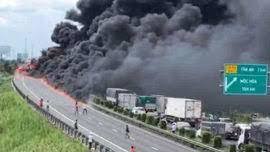 [Clip] Cháy dữ dội trên Cao tốc Trung Lương - TP Hồ Chí Minh
