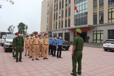 Huyện Phú Xuyên xử lý vi phạm trật tự ATGT giúp đường thông, hè thoáng
