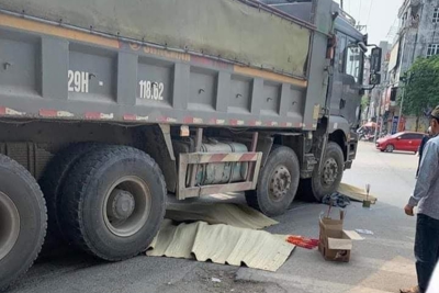 Hà Nội: 3 mẹ con tử vong sau va chạm với xe tải