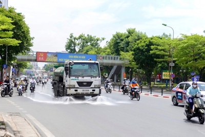 TP Hồ Chí Minh tưới nước rửa đường để giảm ô nhiễm môi trường
