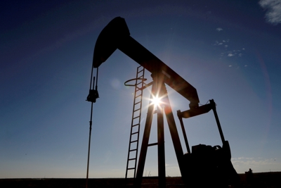 Áp lực nguồn cung đẩy giá xăng dầu tăng vọt