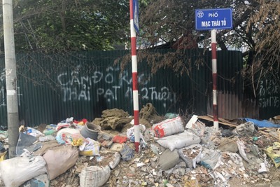 Bãi rác lộ thiên giữa phố Mạc Thái Tổ