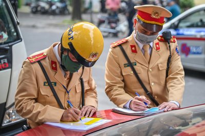 Hà Nội: Xử phạt 890 trường hợp vi phạm Luật Giao thông đường bộ
