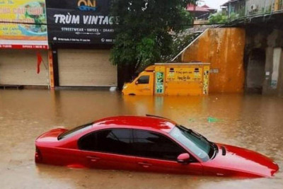 Lạng Sơn: Mưa lớn khiến nhiều nơi ngập nặng, ô tô nổi lềnh bềnh