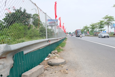 Huyện Sóc Sơn: Quây tôn, lắp lưới thép ngăn vi phạm hành lang Quốc lộ 2