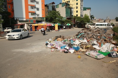 Hà Nội: Nhiều công trường xây dựng thành bãi rác