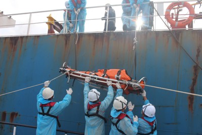 Khánh Hòa: Kịp thời cứu nạn hai thuyền viên Philippines bị đa chấn thương trên biển