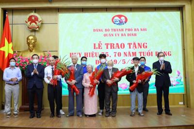 Chủ tịch UBND TP Hà Nội trao Huy hiệu Đảng cho đảng viên quận Ba Đình