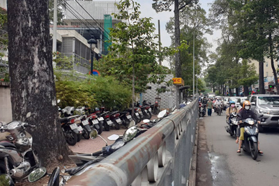 TP Hồ Chí Minh: Xử nghiêm tình trạng chiếm dụng vỉa hè làm bãi giữ xe
