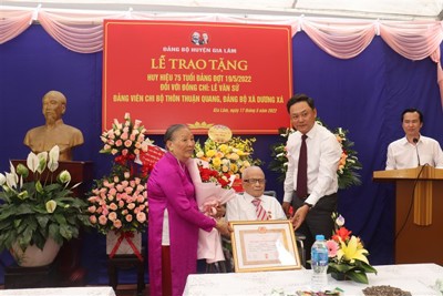 Huyện Gia Lâm: Trao tặng Huy hiệu 75 năm tuổi Đảng cho đảng viên lão thành