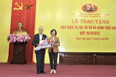 Huyện Thạch Thất có 103 đảng viên được trao tặng Huy hiệu Đảng đợt 19/5