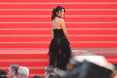 "Bà nội trợ" Eva Longoria đầy quyến rũ trên thảm đỏ Cannes lần thứ 75