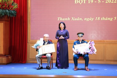 Thường trực Thành ủy trao Huy hiệu Đảng cho đảng viên quận Thanh Xuân