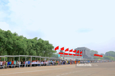 Hơn 11.000 người vào lăng viếng Chủ tịch Hồ Chí Minh