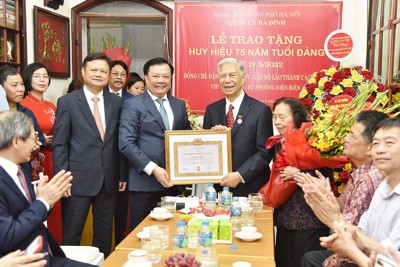 Bí thư Thành ủy Hà Nội trao Huy hiệu Đảng cho các đảng viên lão thành