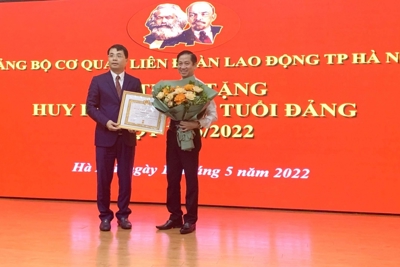 Chủ tịch Công đoàn viên chức TP Hà Nội nhận Huy hiệu 30 năm tuổi Đảng