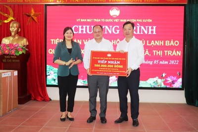 Huyện Phú Xuyên tiếp nhận, trao tủ lạnh bảo quản Vaccine cho trạm y tế xã