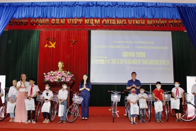 Trên 100 suất quà và học bổng tặng cho trẻ em có hoàn cảnh khó khăn