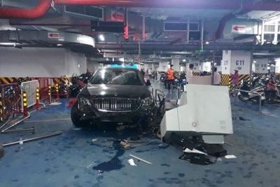 Mercedes S560 Maybach gây tai nạn liên hoàn dưới tầng hầm