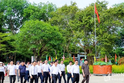 Hội Nhà báo Việt Nam dâng hương tưởng niệm Chủ tịch Hồ Chí Minh