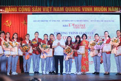 Hội Liên hiệp phụ nữ Hà Nội trao bằng khen cho nữ HLV, VĐV xuất sắc