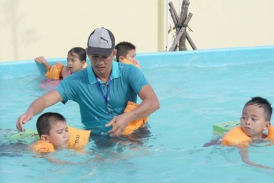 Huyện Phúc Thọ tổ chức học bơi miễn phí cho trẻ em