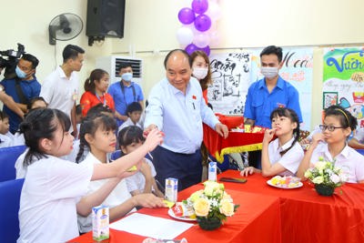 Chủ tịch nước thăm, tặng quà Tết Thiếu nhi cho trẻ khuyết tật tại Hà Nội