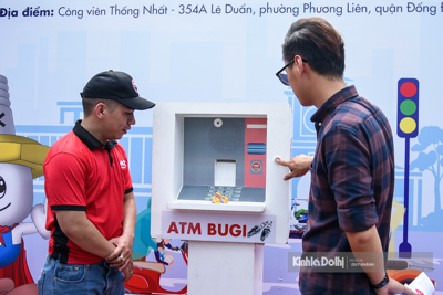 ATM bugi miễn phí đầu tiên tại Hà Nội giúp người dân trong mùa mưa lũ