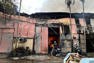 Hà Nội: Cháy kho chứa thực phẩm ở Long Biên