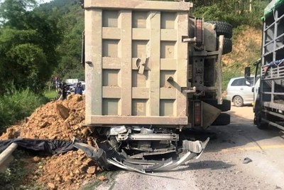 Xe tải chở đất đè xe con khiến 3 người tử vong