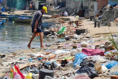 Bất an tình trạng sống chung với rác thải vùng ven biển Quảng Ngãi