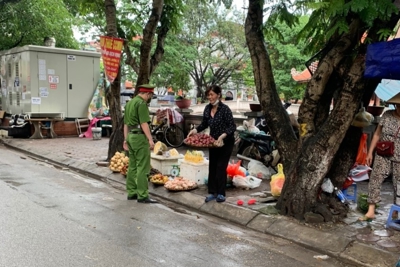 Tăng cường xử lý vi phạm trật tự đô thị trên phố Dịch Vọng