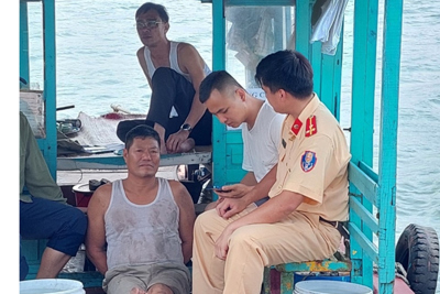 Quảng Ninh: Khởi tố 4 đối tượng thu tiền trái phép tàu hàng trên biển