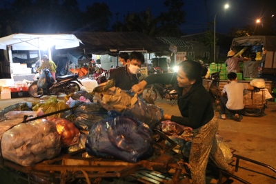 Những người lấy đêm làm ngày ở chợ đầu mối nông sản TP Quảng Ngãi