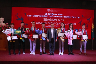 Tuyên dương sinh viên đạt thành tích cao tại SEA Games 31