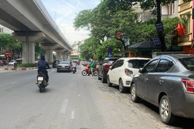 Hàng loạt xe ô tô dừng đỗ sai quy định trên phố Hào Nam