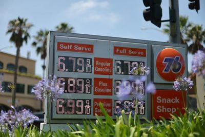 Giá xăng tại Mỹ đạt mức cao nhất mọi thời đại, vọt lên 5 USD/gallon