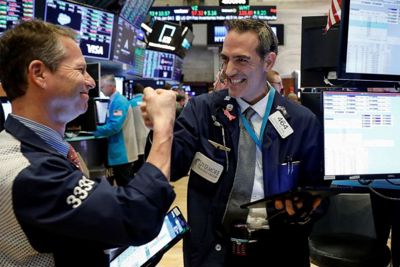 Chứng khoán Mỹ: FED cam kết “ghìm cương” lạm phát, Dow dứt chuỗi giảm 5 phiên