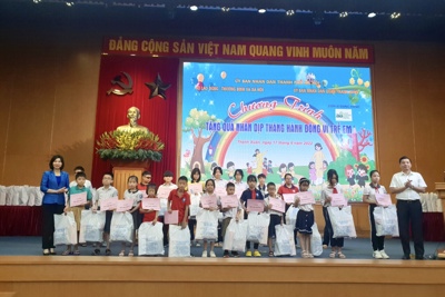 Hà Nội tặng 275 suất quà cho trẻ em có hoàn cảnh khó khăn