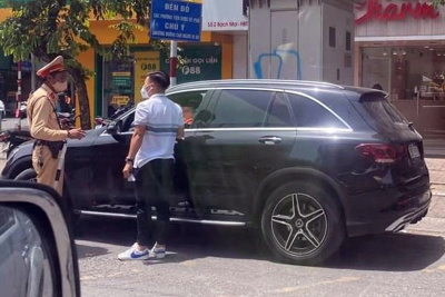 Cầu thủ Quang Hải bị CSGT dừng xe vì va chạm ô tô