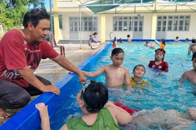 Quảng Ngãi: Dạy bơi cho trẻ, cung vẫn chưa đủ cầu