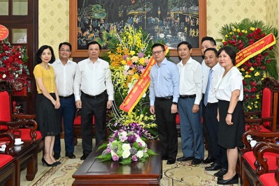 Bí thư Thành ủy Hà Nội Đinh Tiến Dũng chúc mừng Báo Nhân Dân